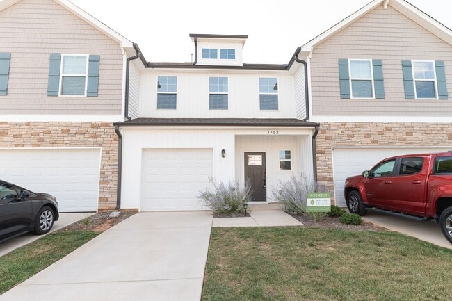 Building Photo - Like new modern maintenance free 3 bedroom 2.5 bath townhouse in Greensboro. Lawn care included.