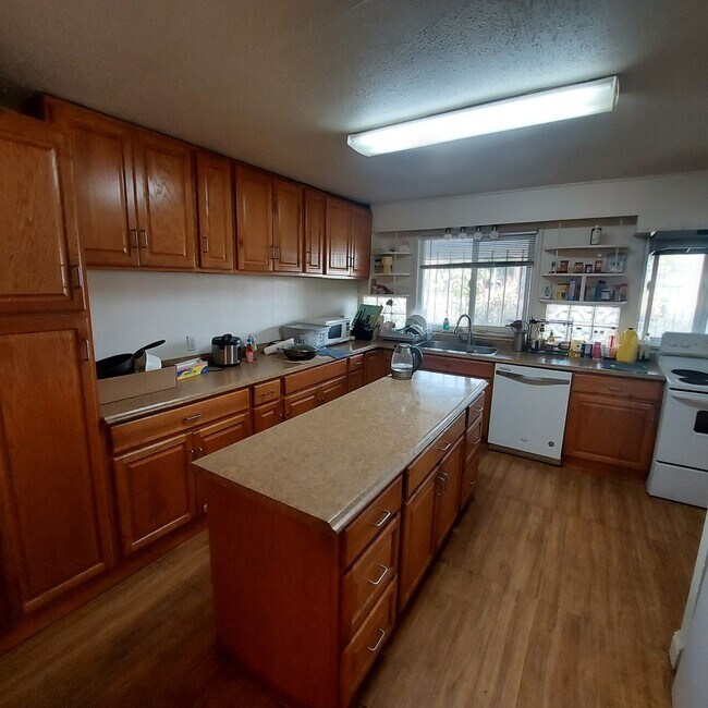 Photo - Spacious 5 bedroom home in Carmichael