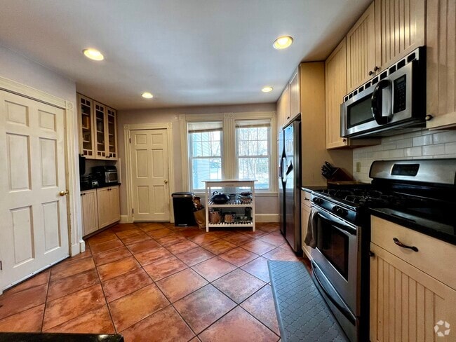 Building Photo - 22 Burton St Rental