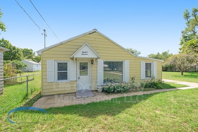 Photo - 1314 Beechwood St NE