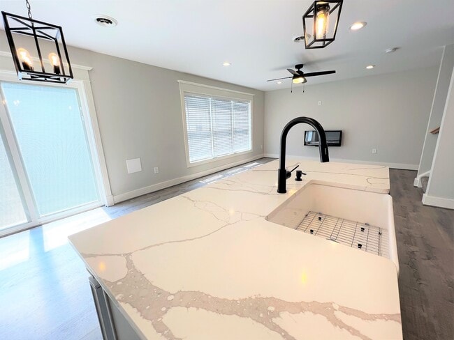 Photo - 10975 Main St