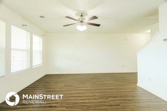 Photo - 940 Hawthorn Ln