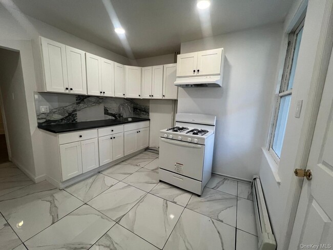Building Photo - 21 Knowles St Unit 2W Rental