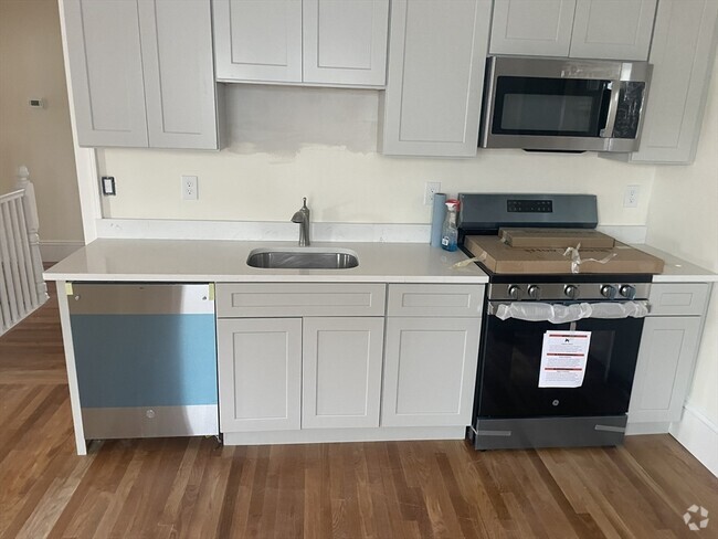 Building Photo - 18 Auburn St Unit 2R Rental