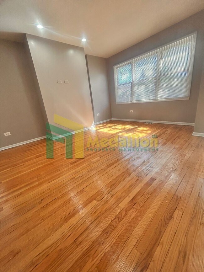 5954 S Maplewood Ave