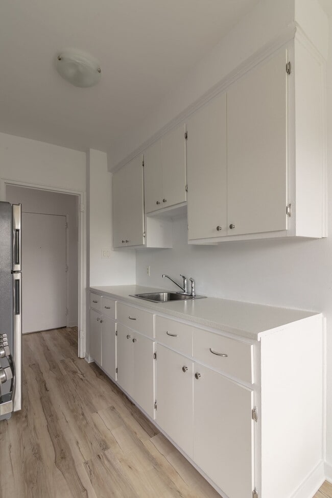 Photo - 809 Av. Bloomfield Unit 201