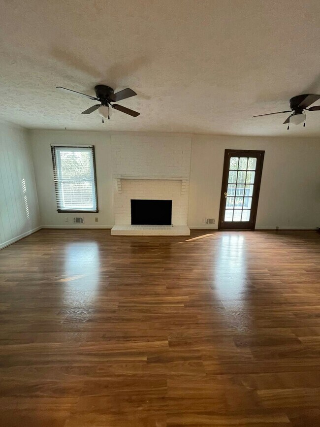 Photo - 3052 Robinson Rd NE