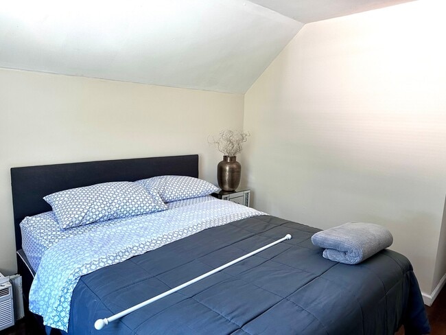 51 Bradley St Unit upstairs right