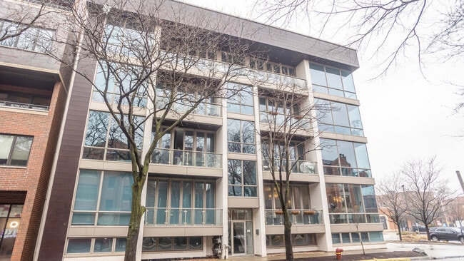 Building Photo - 1947 W Diversey Pkwy Unit 1W