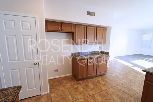 Photo - 5-beds, 3-baths Waterfront home in Gilbert...
