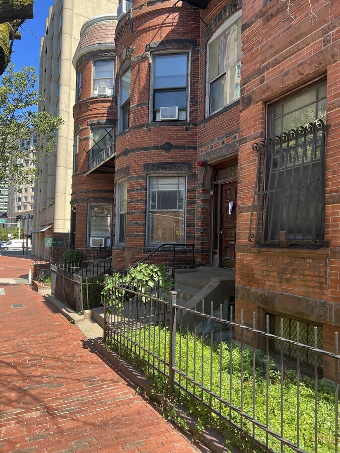 Photo - 261 W Newton St