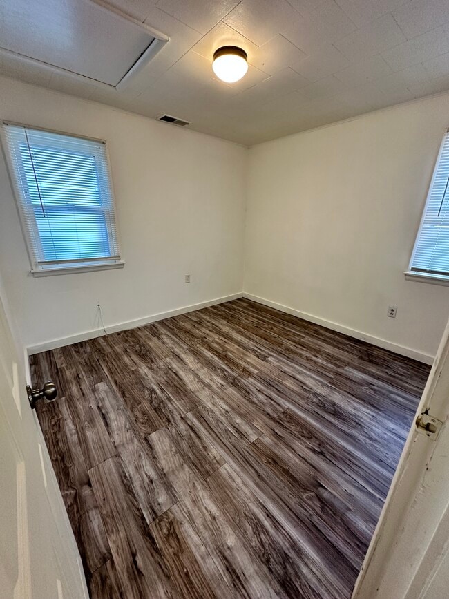 Second bedroom with same closet type as main - 518 1/2 W Walnut St