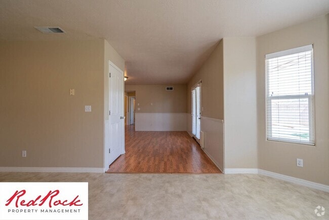 Building Photo - 5 Bedroom Pet Friendly Home!