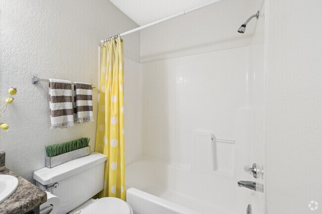 2BR, 2BA - 940SF - Second Bathroom