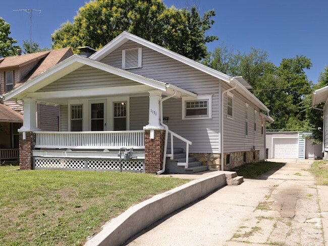 Building Photo - Newly renovated! 3 bedroom 1 bath with sin... Rental