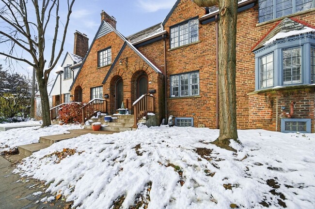 Photo - 2 Bedroom, 2 Bath Townhome located directly across from Franklin Park Conservatory