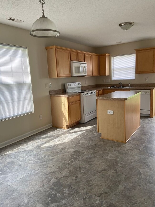 Photo - ~~~ Like New 4 Bedroom Townhome  ~~~