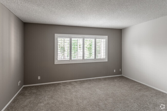 1BR, 1BA - 900SF