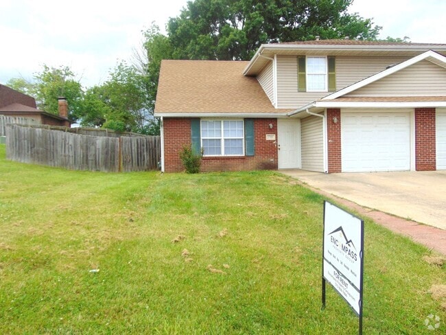 Building Photo - Nice 4 Bed 2 Bath Duplex In Valley Creek! Rental