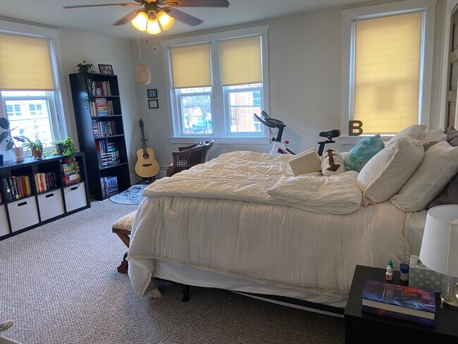 Spacious bedroom with large closets - 206 Courtland St Unit 4