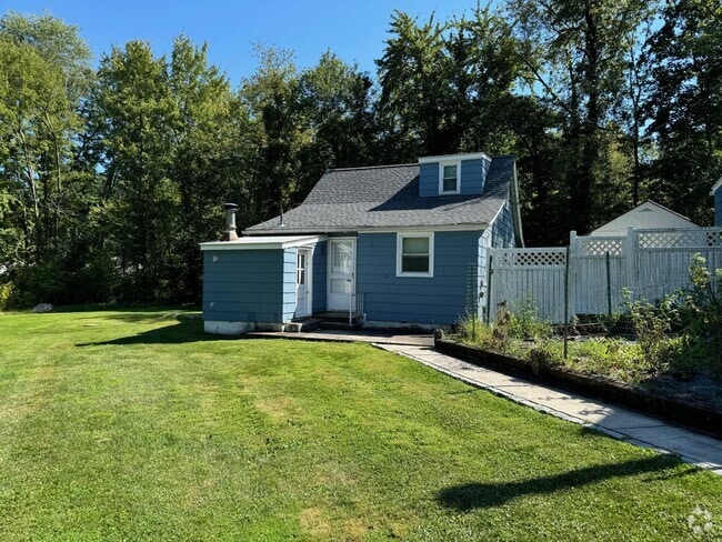 Building Photo - 19 Townsend Rd Unit Cottage Rental