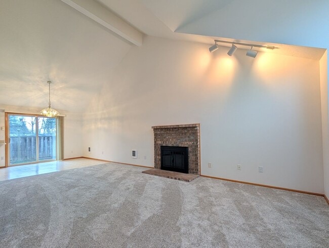 Photo - Spacious 2-Bedroom, 1.5-Bathroom Duplex With 1260sf In Thurston!