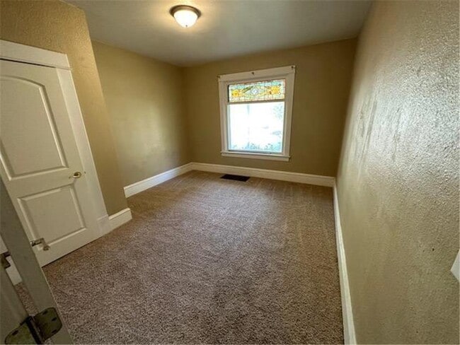 Photo - 712 3rd St SW