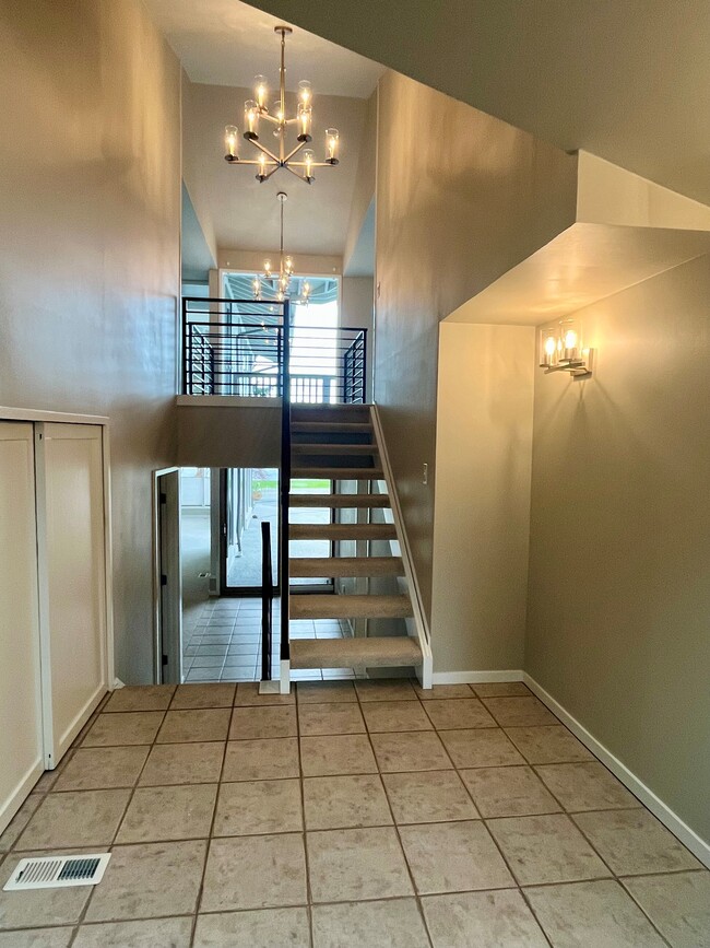 Entrada - 16736 Shore Dr NE