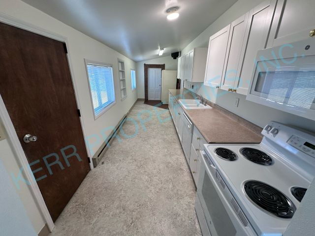 Photo - Charming 2-Bed Oasis with Spacious Comfort in Gresham!