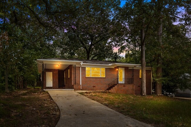 Building Photo - Newly Renovated Center Point Home