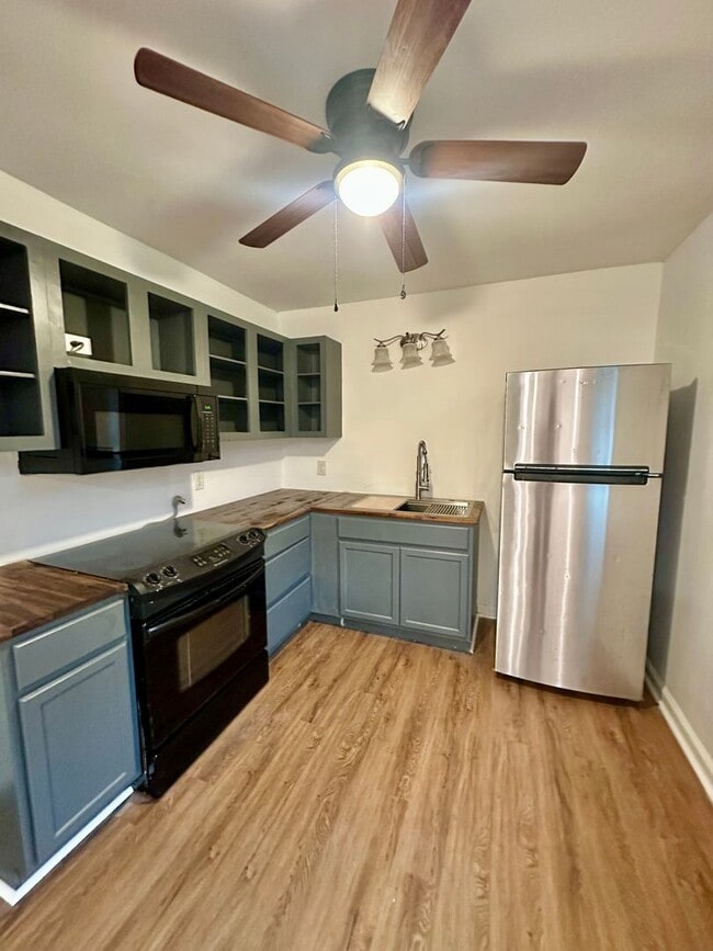 Photo - Location is Everything! Great West Side 2 bdmr/1 bth Available Now!