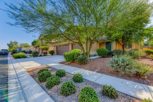 Photo - 4 Bed / 3 Bath Home with Loft, Downstairs Bedroom & 3 Car Garage – Sunrise Highlands