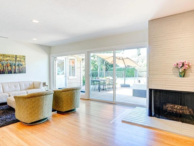 Living room - 1415 Butterfield Rd House