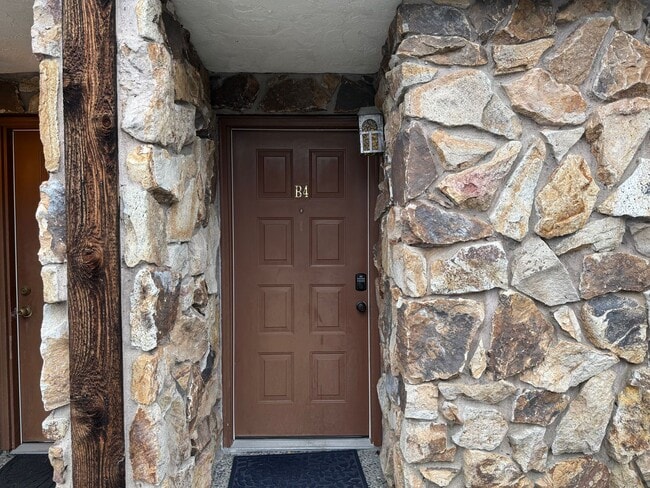 Building Photo - Beautifully Renovated 2 Bed/1.5 bath Condo Edmonds, WA. $2600/mo. Unit B4