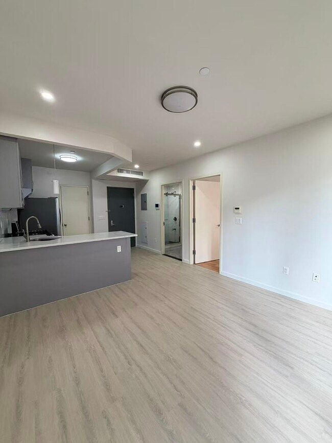 Photo - 42-22 Crescent St Unit 3B