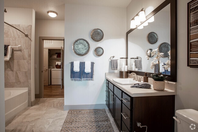 1BR, 1BA - 934SF - B - Bathroom