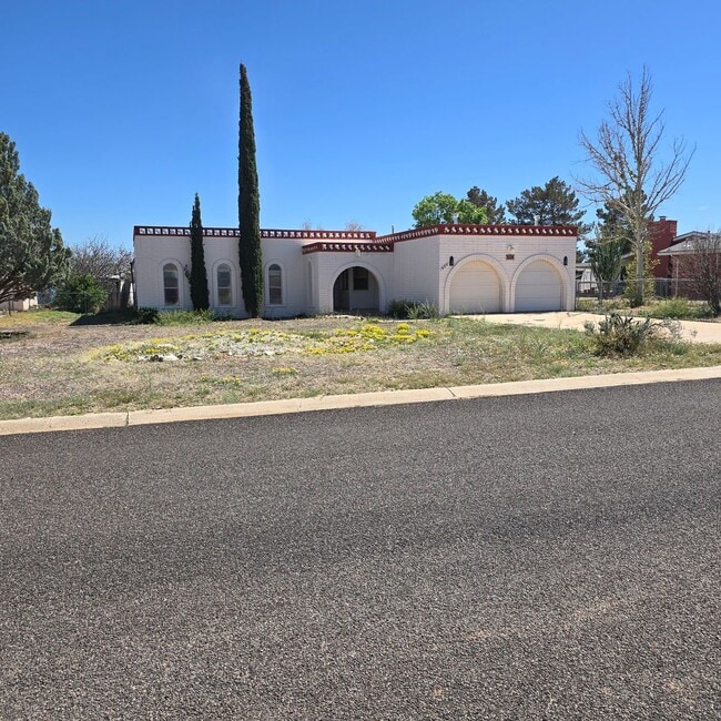 Building Photo - Sunsites/Pearce Southwest Style Home