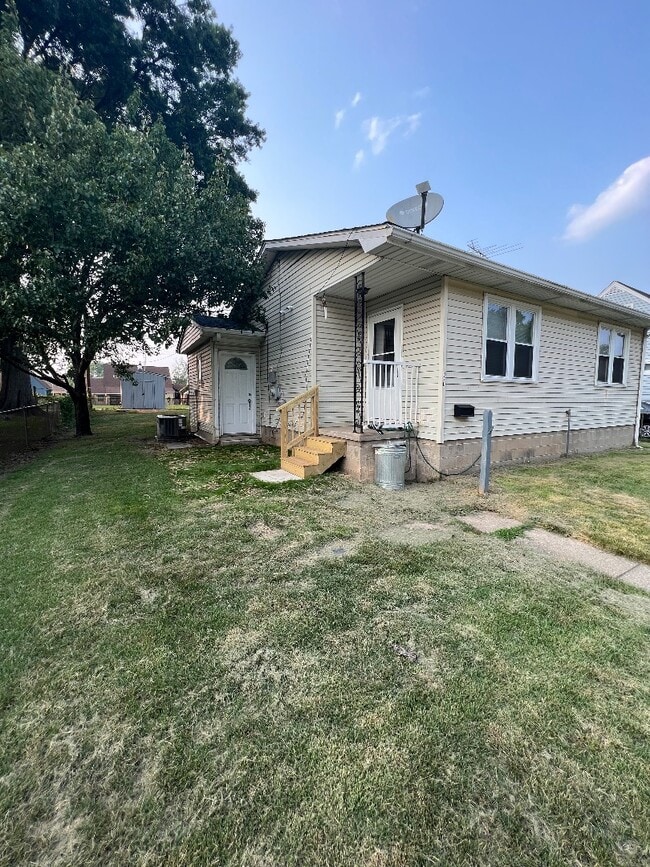 Building Photo - 920 Homberg Ave