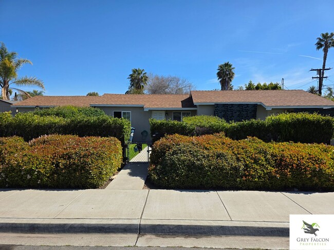 Cozy 1 bedroom home with private yards and... - Cozy 1 bedroom home with private yards and...