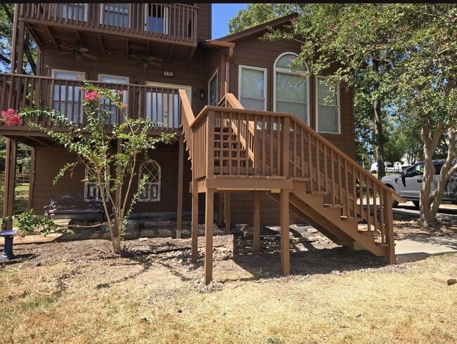 Building Photo - 330 Holiday Ln
