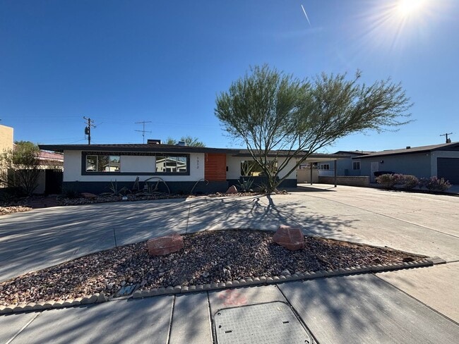 Building Photo - Spectacular Vintage 3Bed/2Bath Las Vegas h...