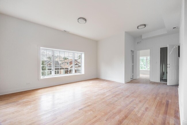 Photo - 3109 N Harding Ave Unit 2