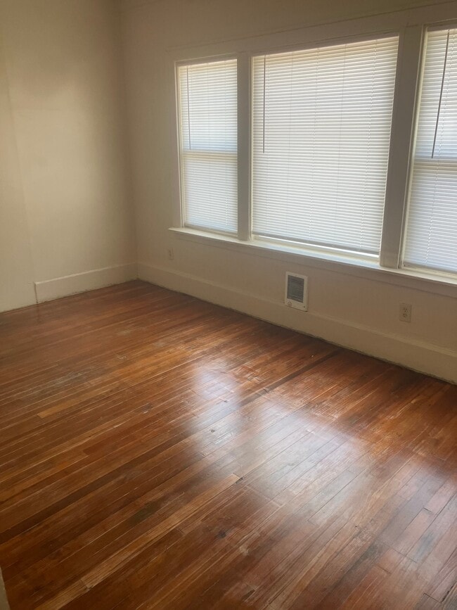 Building Photo - 1310 Dewey Ave Unit 1