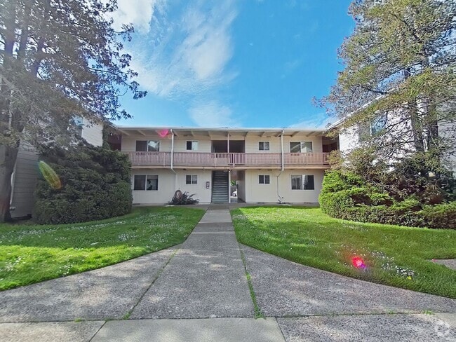Building Photo - 2 Bedroom Apartment ~ Near 9th Street ~ Ca... Unit 960 NW Cleveland #5