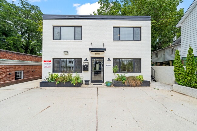 Building Photo - 705 W North St Rental