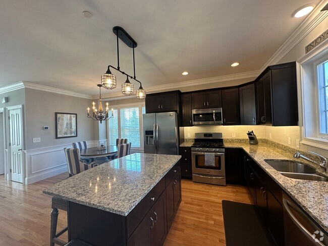Building Photo - Spacious 3-Bedroom Townhouse in Prime Exet...