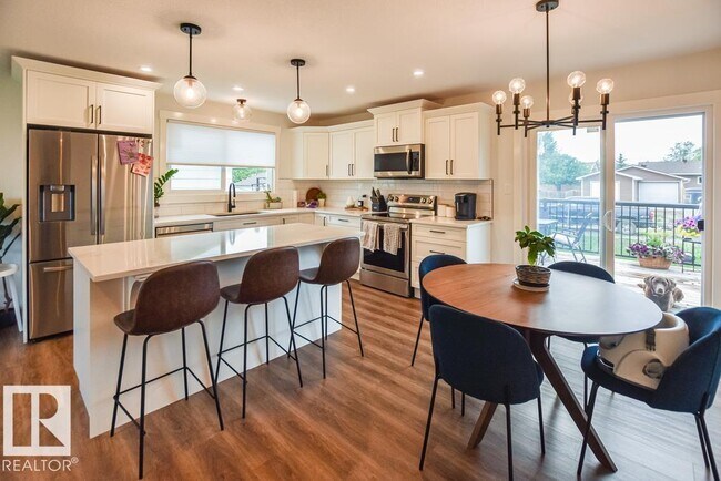 Photo - 4603-4641 41 Ave