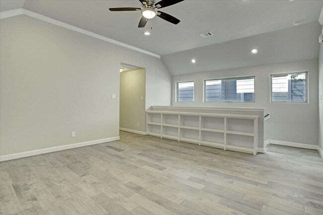 Photo - 909 Rhode Pl