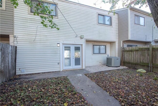 Photo - Bryan - 3 Bedroom / 1.5 bathroom / Carport / Back Yard, 2 Story unit.