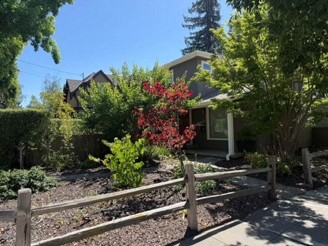 Building Photo - Stunning 4 Bedroom, 3 Bath Single Family Home with Spacious Yard - Available July 15th!